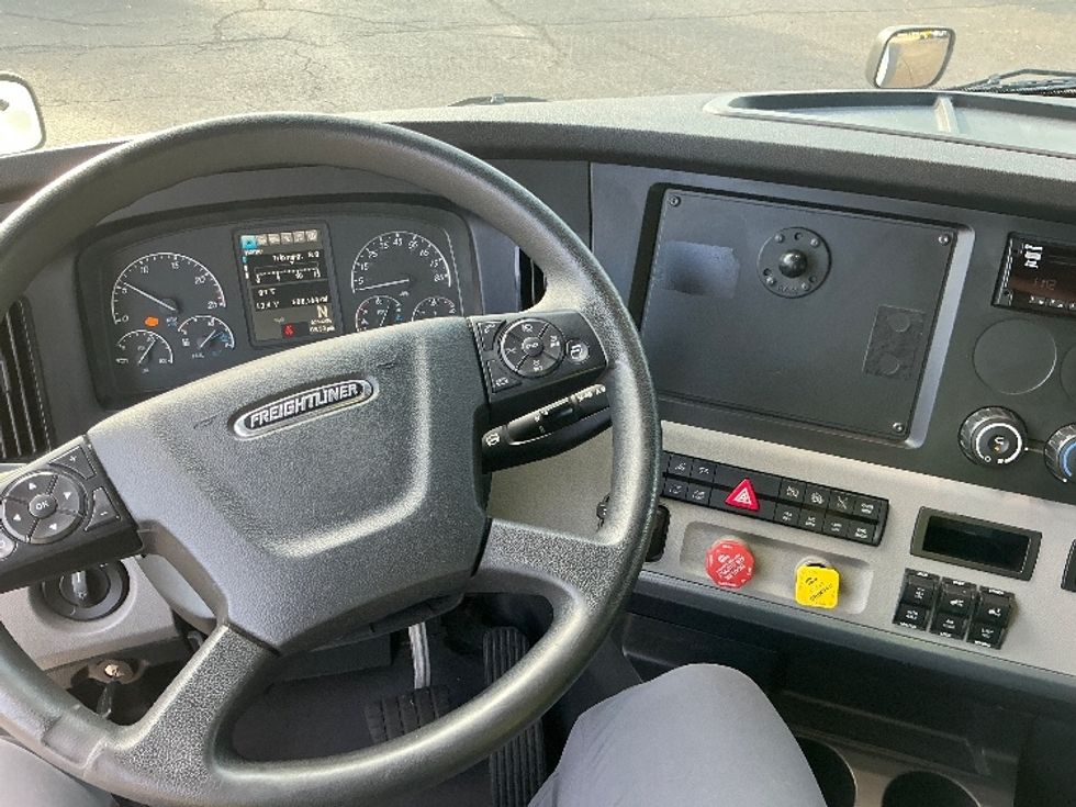 2020 Freightliner Cascadia 126" Sleeper Cab photo 11