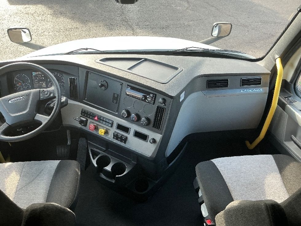 Sleeper Tractor-Heavy Duty Tractors-Freightliner-2020-T12664ST-Olive Branch-MS-508,164\n\t\tmiles-$ 64,750 - Image 12