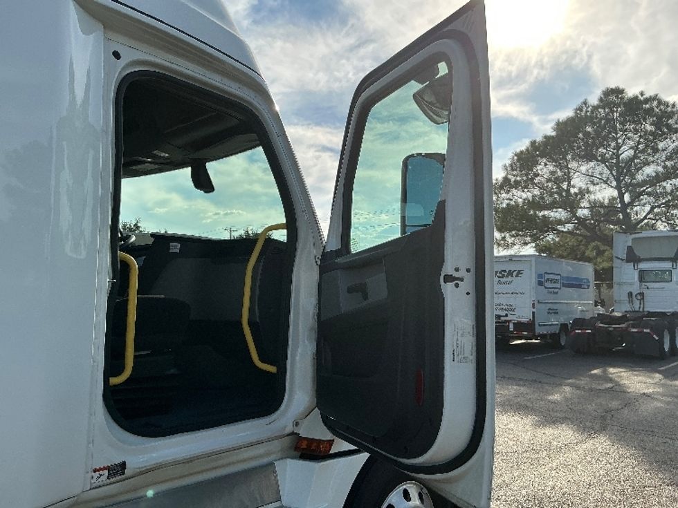 2020 Freightliner Cascadia 126" Sleeper Cab photo 12
