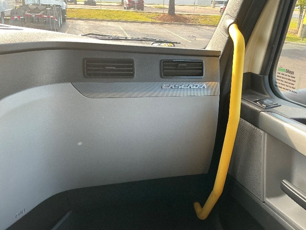 2020 Freightliner Cascadia 126" Sleeper Cab photo 13