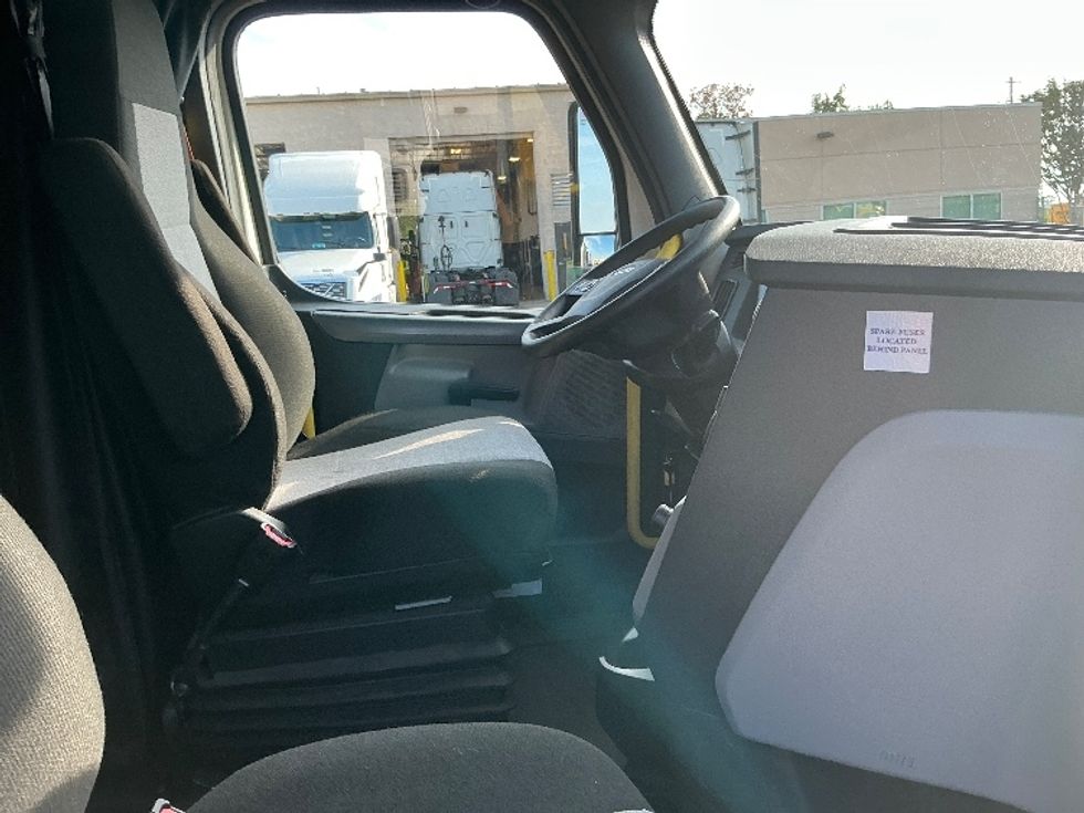 2020 Freightliner Cascadia 126" Sleeper Cab photo 14