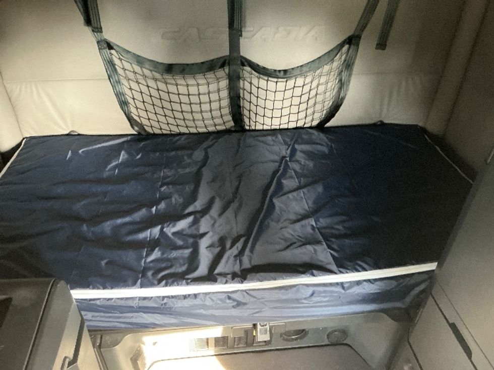 Sleeper Tractor-Heavy Duty Tractors-Freightliner-2020-T12664ST-Olive Branch-MS-508,164\n\t\tmiles-$ 64,750 - Image 17