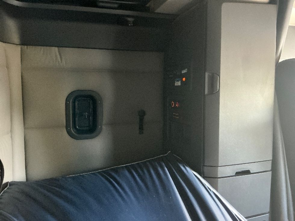 Sleeper Tractor-Heavy Duty Tractors-Freightliner-2020-T12664ST-Olive Branch-MS-508,164\n\t\tmiles-$ 64,750 - Image 18