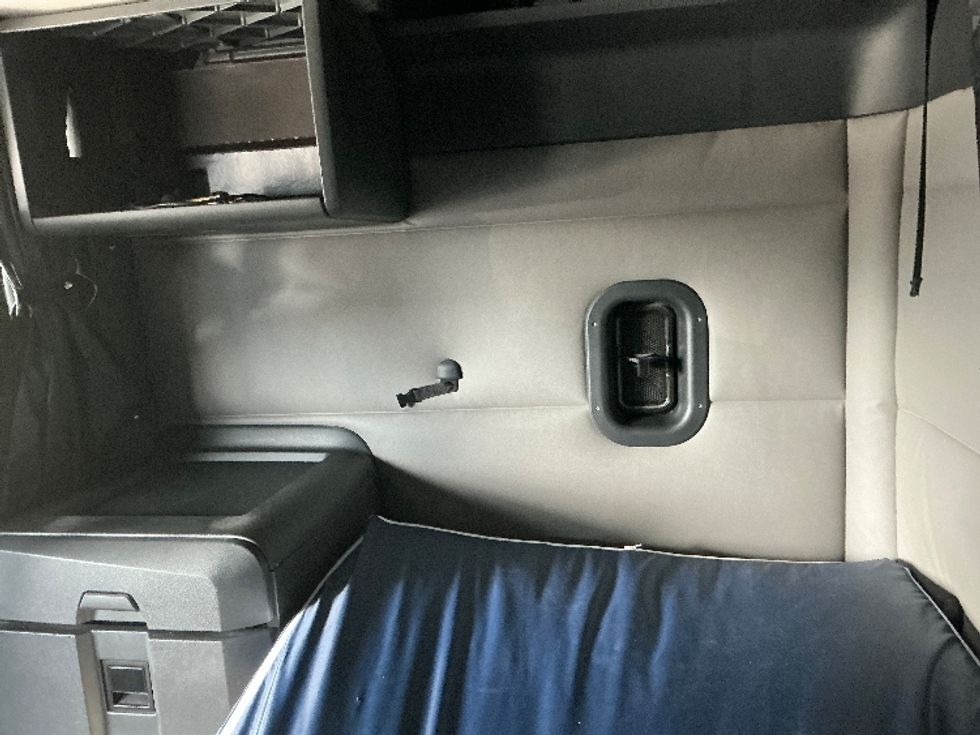 Sleeper Tractor-Heavy Duty Tractors-Freightliner-2020-T12664ST-Olive Branch-MS-508,164\n\t\tmiles-$ 64,750 - Image 19