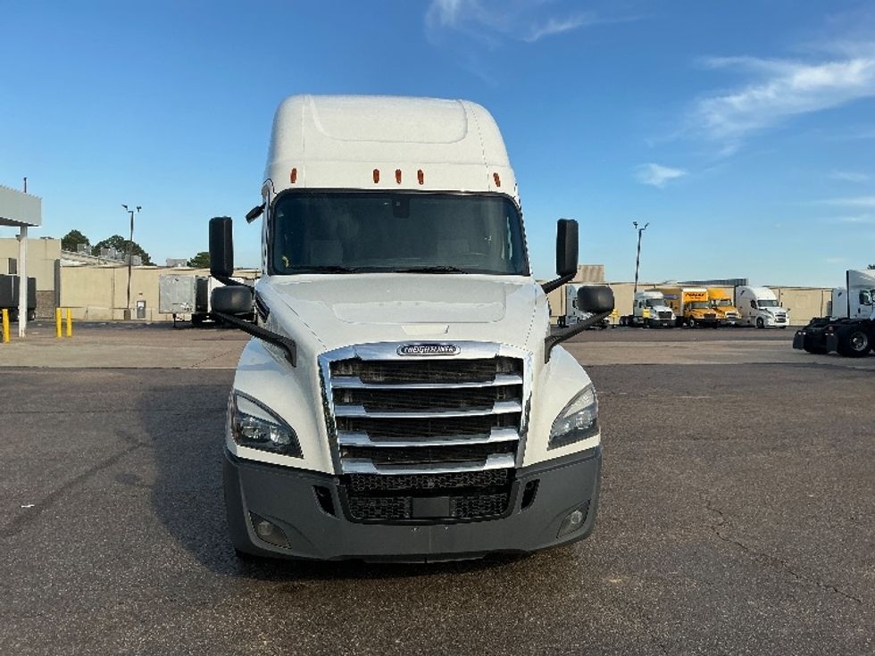 2020 Freightliner Cascadia 126" Sleeper Cab photo 2