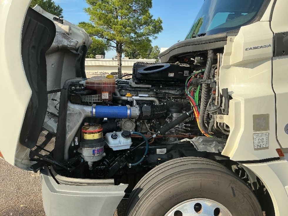 2020 Freightliner Cascadia 126" Sleeper Cab photo 16