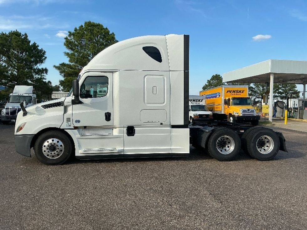 2020 Freightliner Cascadia 126" Sleeper Cab photo 4