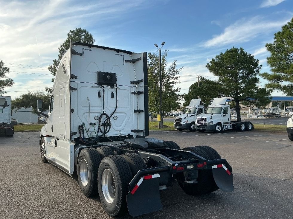 2020 Freightliner Cascadia 126" Sleeper Cab photo 5