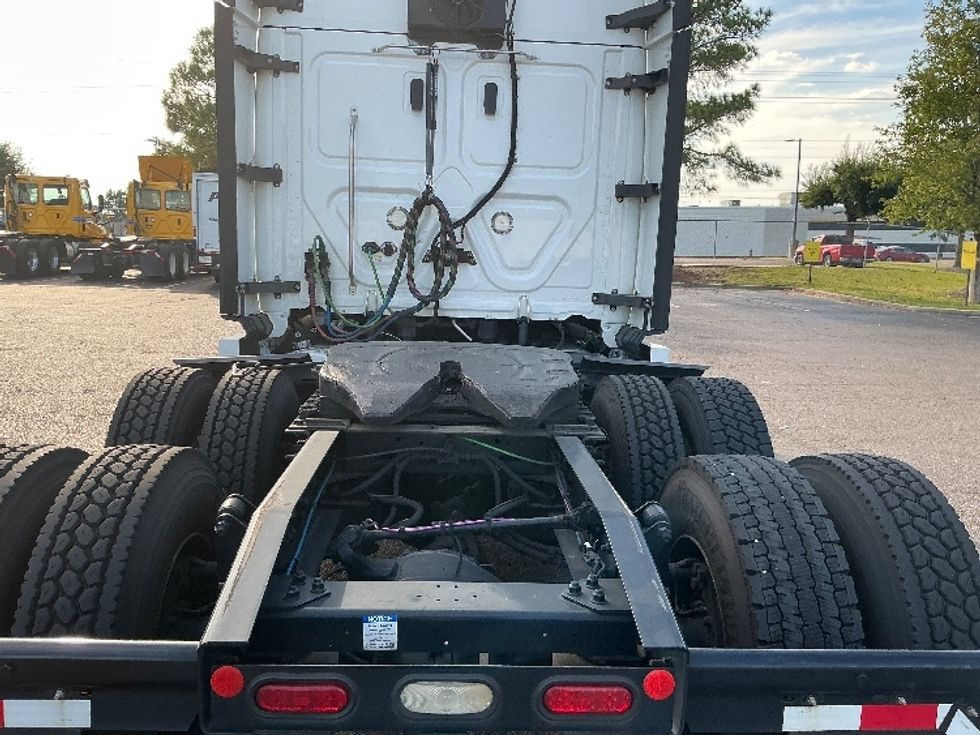 2020 Freightliner Cascadia 126" Sleeper Cab photo 6