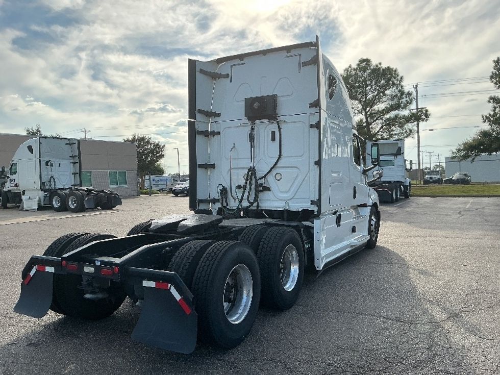 2020 Freightliner Cascadia 126" Sleeper Cab photo 7