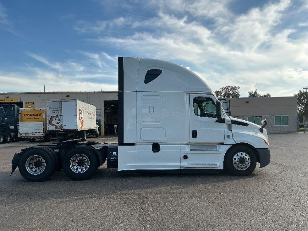 2020 Freightliner Cascadia 126" Sleeper Cab photo 8