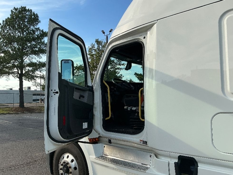 2020 Freightliner Cascadia 126" Sleeper Cab photo 9