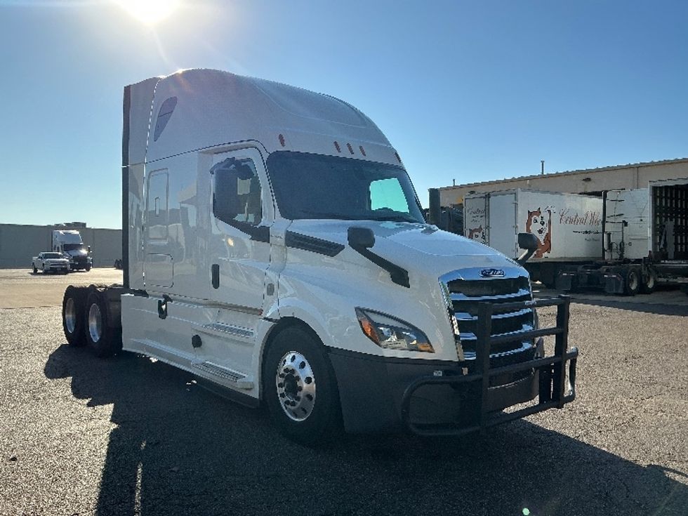 Sleeper Tractor-Heavy Duty Tractors-Freightliner-2020-T12664ST-Olive Branch-MS-565,886\n\t\tmiles-$ 59,750 - Image 1