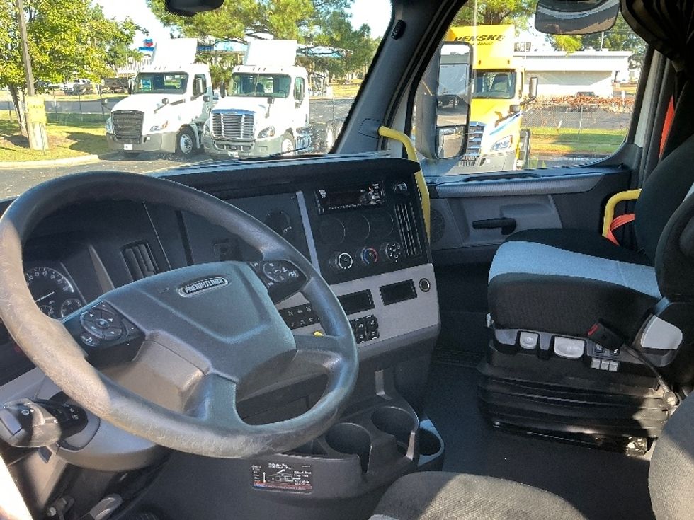 Sleeper Tractor-Heavy Duty Tractors-Freightliner-2020-T12664ST-Olive Branch-MS-565,886\n\t\tmiles-$ 59,750 - Image 10