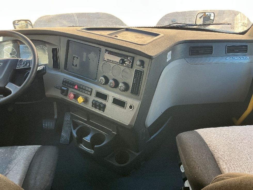 Sleeper Tractor-Heavy Duty Tractors-Freightliner-2020-T12664ST-Olive Branch-MS-565,886\n\t\tmiles-$ 59,750 - Image 12