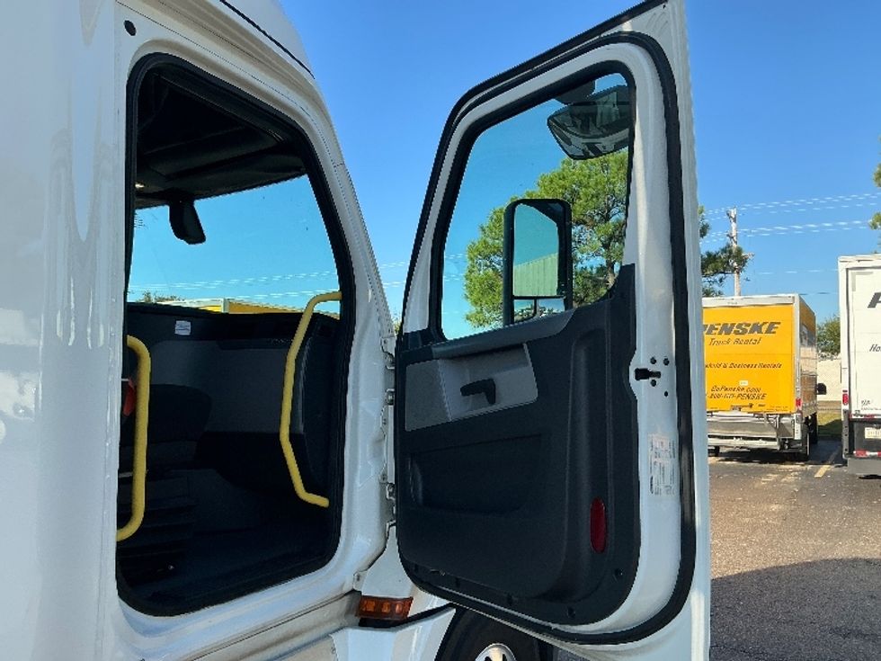 Sleeper Tractor-Heavy Duty Tractors-Freightliner-2020-T12664ST-Olive Branch-MS-565,886\n\t\tmiles-$ 59,750 - Image 13