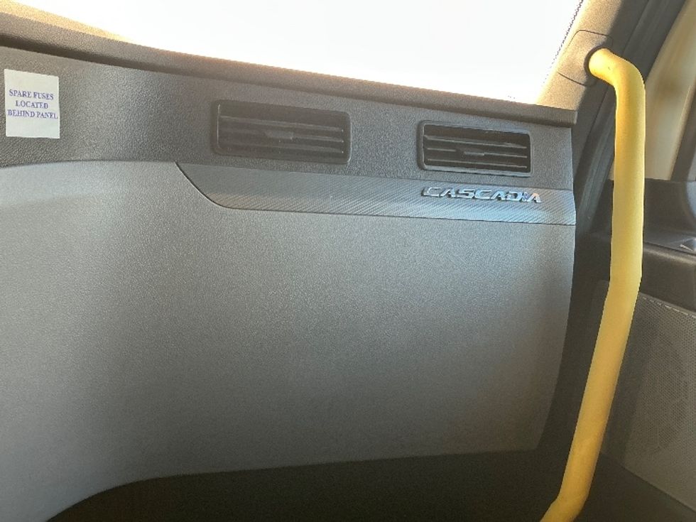 Sleeper Tractor-Heavy Duty Tractors-Freightliner-2020-T12664ST-Olive Branch-MS-565,886\n\t\tmiles-$ 59,750 - Image 14