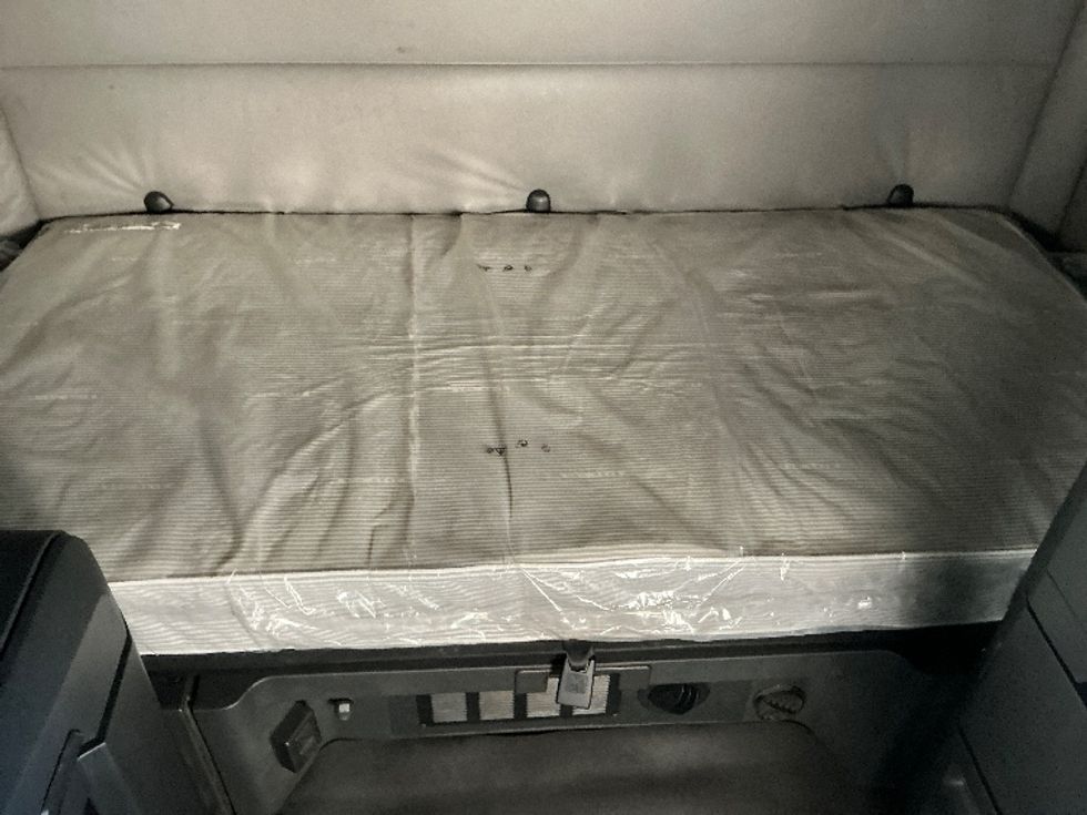 Sleeper Tractor-Heavy Duty Tractors-Freightliner-2020-T12664ST-Olive Branch-MS-565,886\n\t\tmiles-$ 59,750 - Image 16