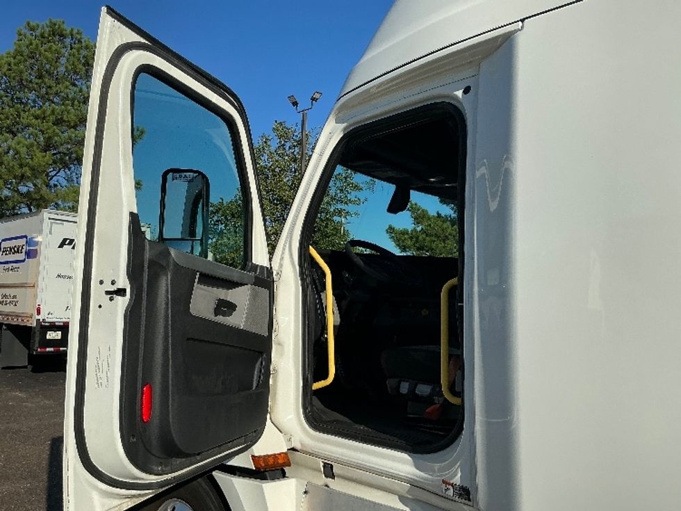 Sleeper Tractor-Heavy Duty Tractors-Freightliner-2020-T12664ST-Olive Branch-MS-565,886\n\t\tmiles-$ 59,750 - Image 9