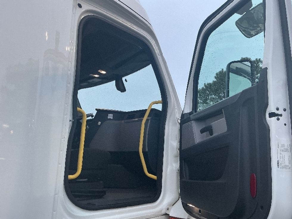 Sleeper Tractor-Heavy Duty Tractors-Freightliner-2020-T12664ST-Olive Branch-MS-565,955\n\t\tmiles-$ 55,500 - Image 13