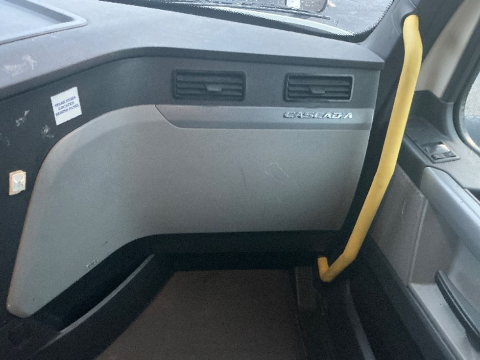 Sleeper Tractor-Heavy Duty Tractors-Freightliner-2020-T12664ST-Olive Branch-MS-565,955\n\t\tmiles-$ 55,500 - Image 14