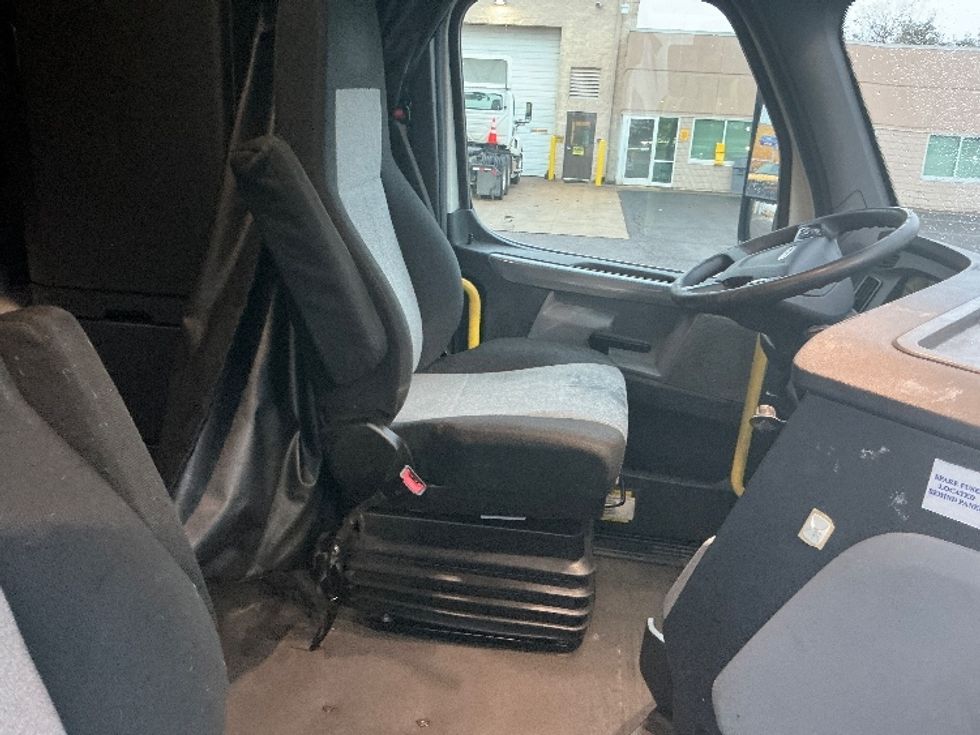 Sleeper Tractor-Heavy Duty Tractors-Freightliner-2020-T12664ST-Olive Branch-MS-565,955\n\t\tmiles-$ 55,500 - Image 15