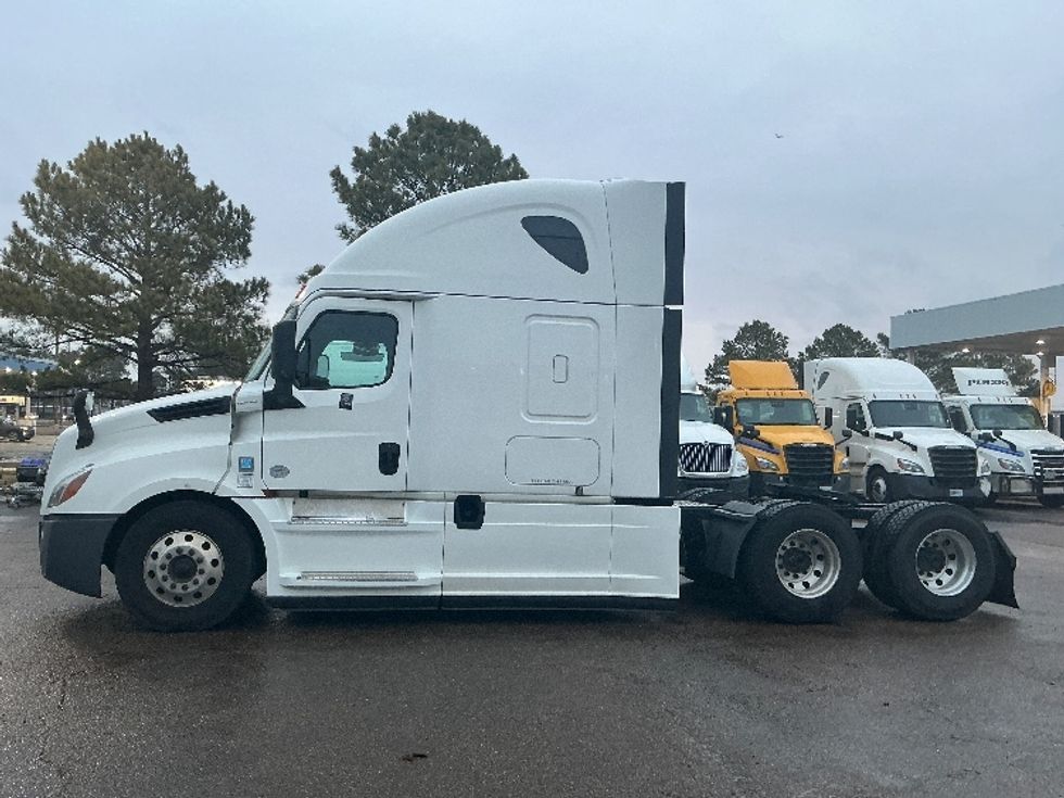 Sleeper Tractor-Heavy Duty Tractors-Freightliner-2020-T12664ST-Olive Branch-MS-565,955\n\t\tmiles-$ 55,500 - Image 4