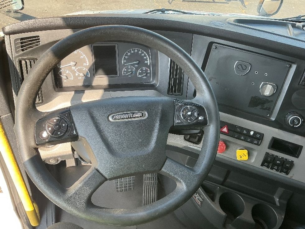 Sleeper Tractor-Heavy Duty Tractors-Freightliner-2020-T12664ST-Olive Branch-MS-580,961\n\t\tmiles-$ 58,500 - Image 11