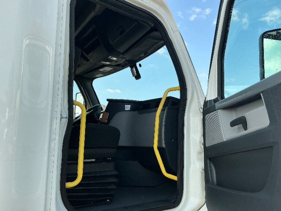 Sleeper Tractor-Heavy Duty Tractors-Freightliner-2020-T12664ST-Olive Branch-MS-580,961\n\t\tmiles-$ 58,500 - Image 13