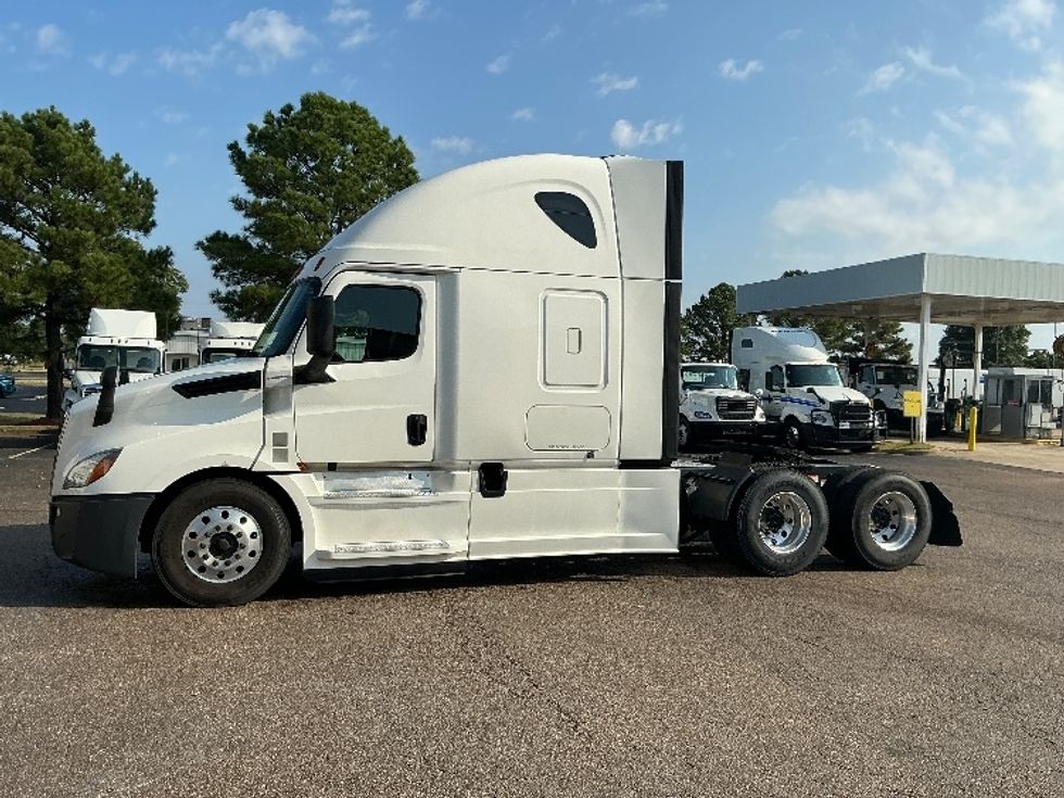 Sleeper Tractor-Heavy Duty Tractors-Freightliner-2020-T12664ST-Olive Branch-MS-580,961\n\t\tmiles-$ 58,500 - Image 4