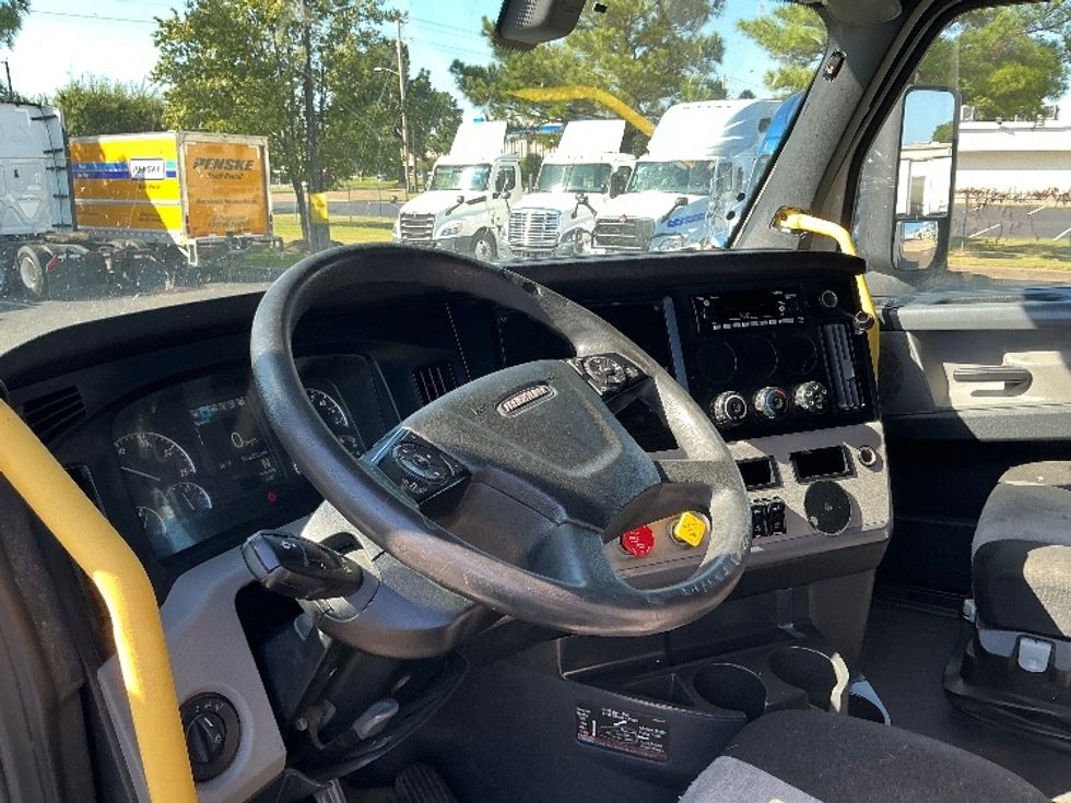 Sleeper Tractor-Heavy Duty Tractors-Freightliner-2020-T12664ST-Olive Branch-MS-590,175\n\t\tmiles-$ 57,000 - Image 10