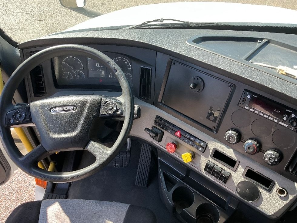 Sleeper Tractor-Heavy Duty Tractors-Freightliner-2020-T12664ST-Olive Branch-MS-590,175\n\t\tmiles-$ 57,000 - Image 11