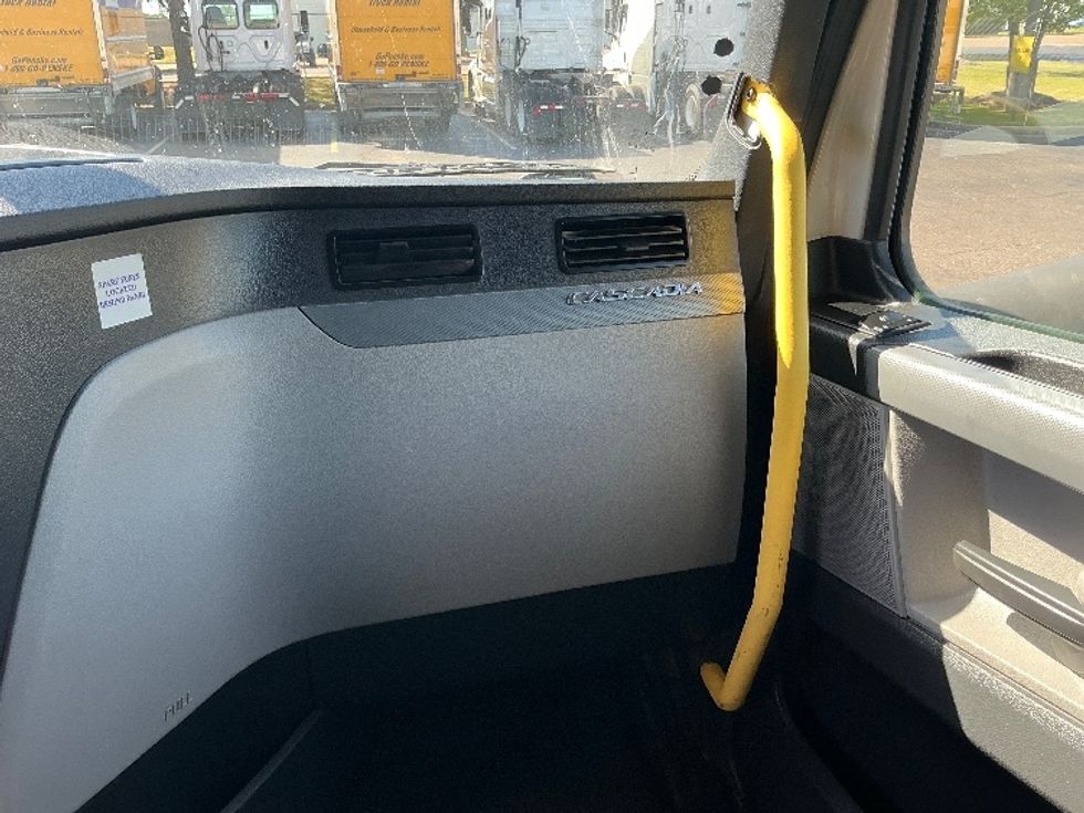 Sleeper Tractor-Heavy Duty Tractors-Freightliner-2020-T12664ST-Olive Branch-MS-590,175\n\t\tmiles-$ 57,000 - Image 14