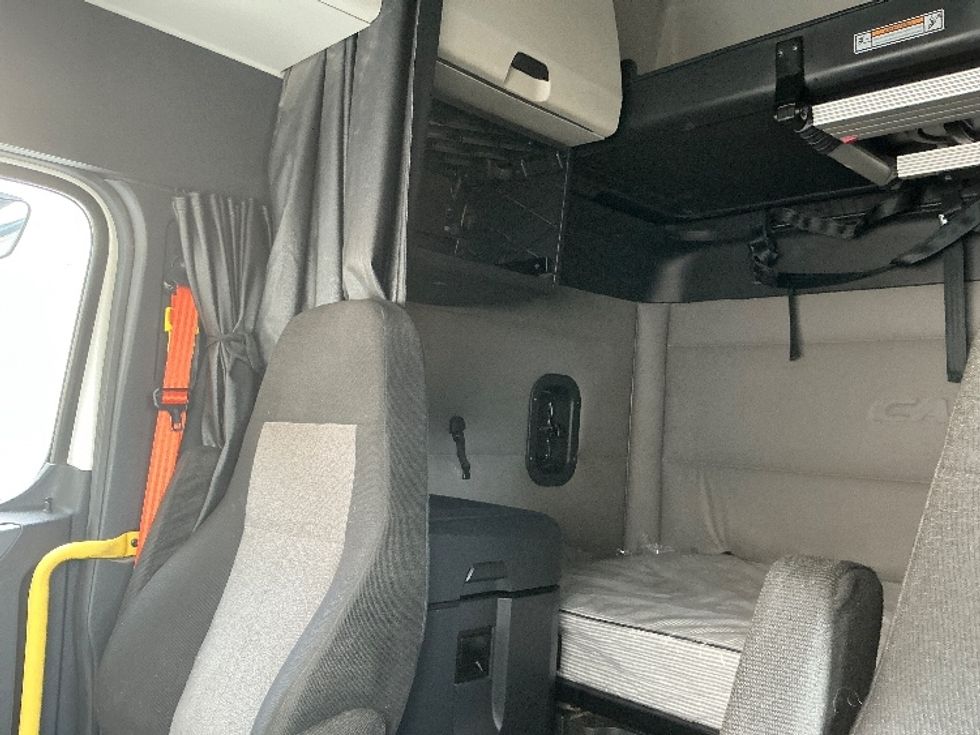 Sleeper Tractor-Heavy Duty Tractors-Freightliner-2020-T12664ST-Olive Branch-MS-590,175\n\t\tmiles-$ 57,000 - Image 16