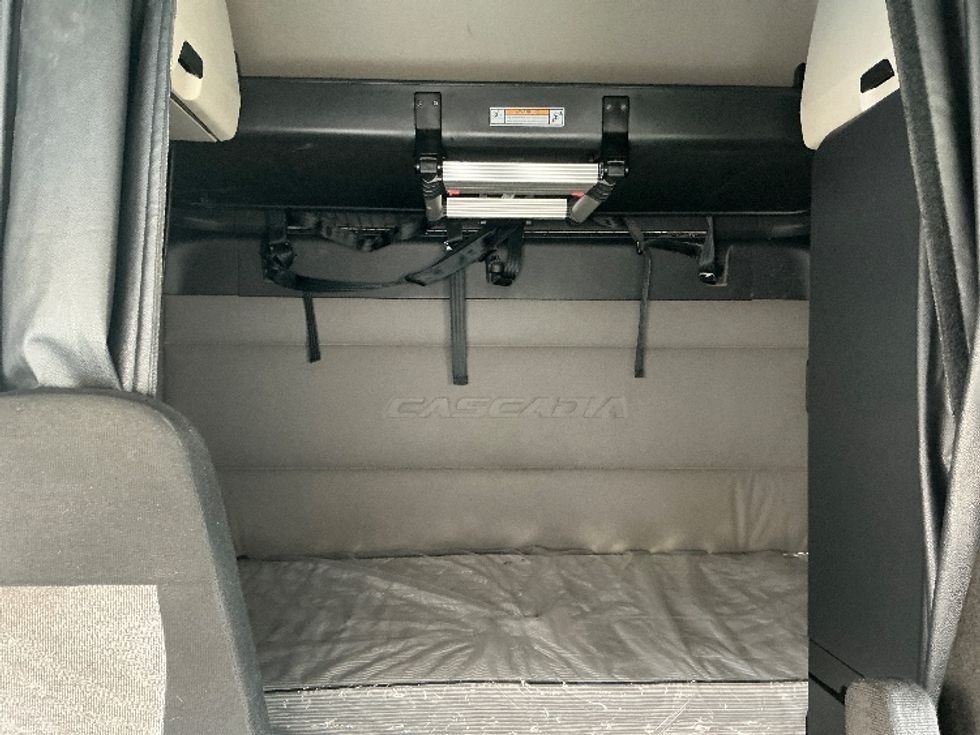 Sleeper Tractor-Heavy Duty Tractors-Freightliner-2020-T12664ST-Olive Branch-MS-590,175\n\t\tmiles-$ 57,000 - Image 17