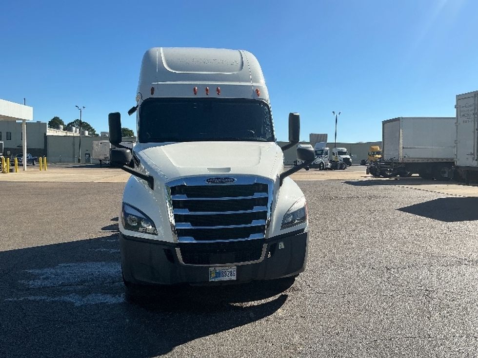 Sleeper Tractor-Heavy Duty Tractors-Freightliner-2020-T12664ST-Olive Branch-MS-590,175\n\t\tmiles-$ 57,000 - Image 2