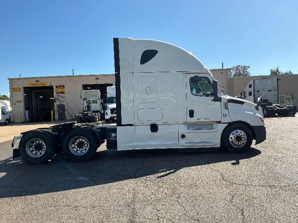 Sleeper Tractor-Heavy Duty Tractors-Freightliner-2020-T12664ST-Olive Branch-MS-590,175\n\t\tmiles-$ 57,000 - Image 8