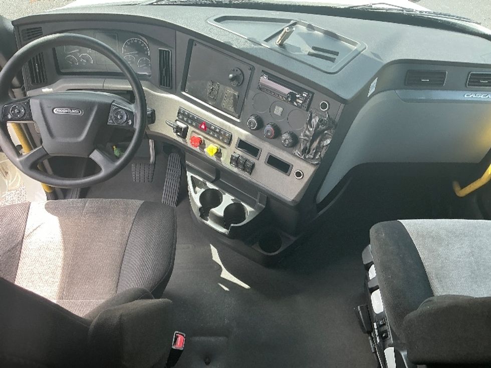 Sleeper Tractor-Heavy Duty Tractors-Freightliner-2020-T12664ST-Olive Branch-MS-620,592\n\t\tmiles-$ 55,500 - Image 12