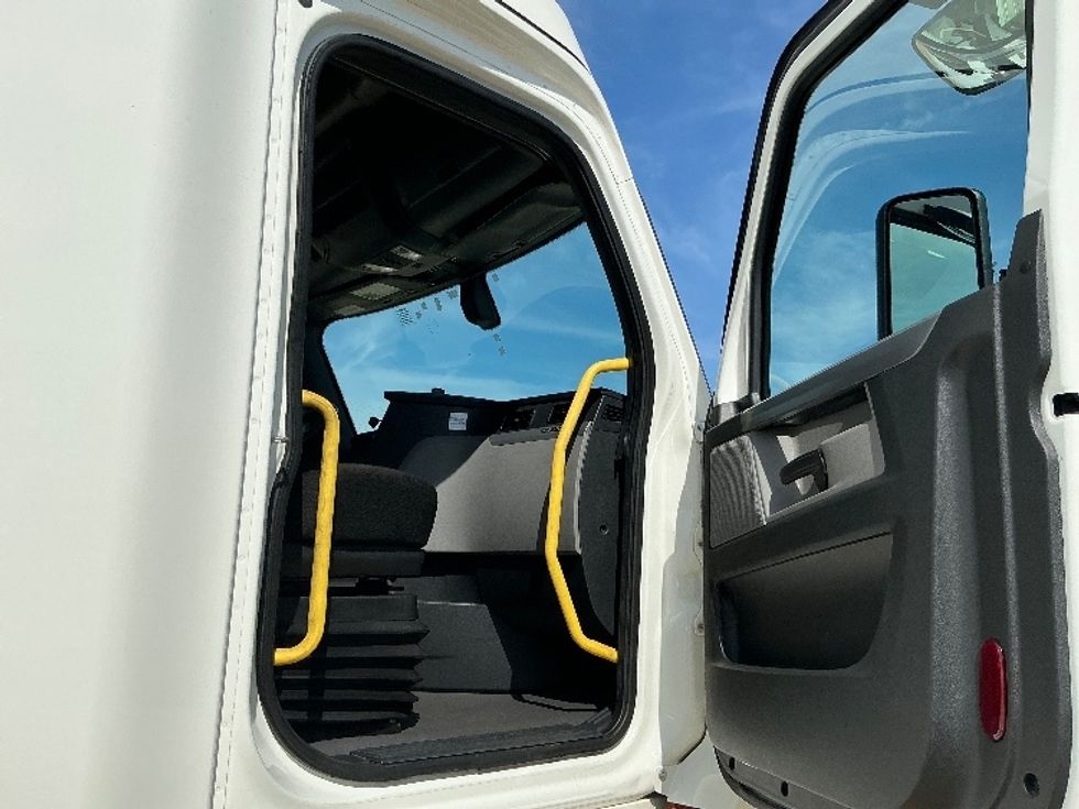 Sleeper Tractor-Heavy Duty Tractors-Freightliner-2020-T12664ST-Olive Branch-MS-620,592\n\t\tmiles-$ 55,500 - Image 13