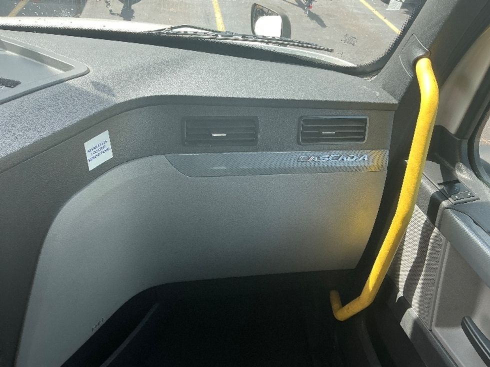 Sleeper Tractor-Heavy Duty Tractors-Freightliner-2020-T12664ST-Olive Branch-MS-620,592\n\t\tmiles-$ 55,500 - Image 14