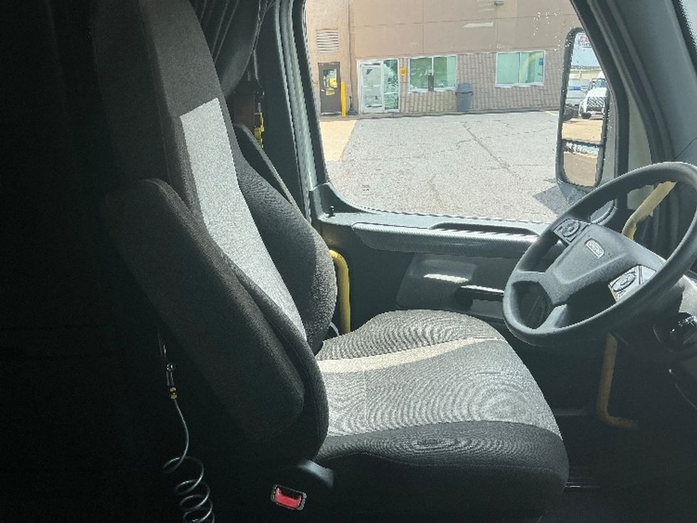 Sleeper Tractor-Heavy Duty Tractors-Freightliner-2020-T12664ST-Olive Branch-MS-620,592\n\t\tmiles-$ 55,500 - Image 15