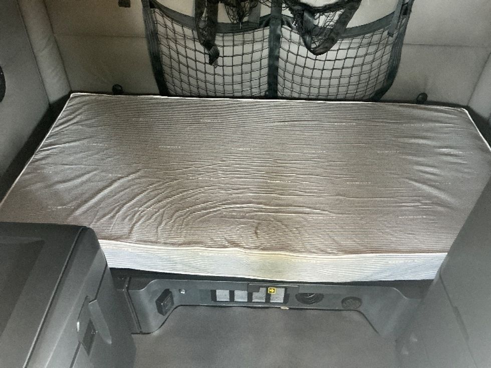 Sleeper Tractor-Heavy Duty Tractors-Freightliner-2020-T12664ST-Olive Branch-MS-620,592\n\t\tmiles-$ 55,500 - Image 16