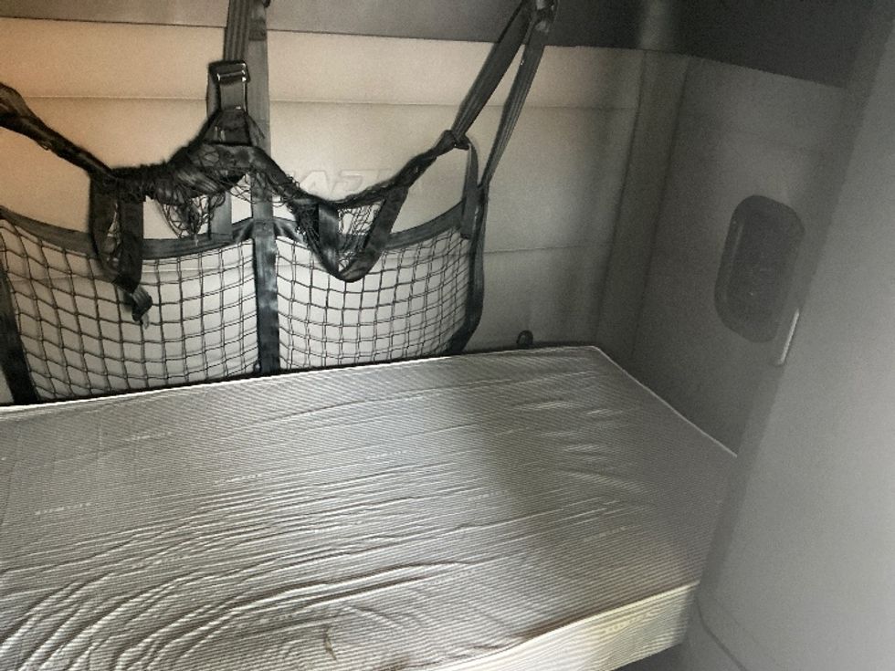 Sleeper Tractor-Heavy Duty Tractors-Freightliner-2020-T12664ST-Olive Branch-MS-620,592\n\t\tmiles-$ 55,500 - Image 17