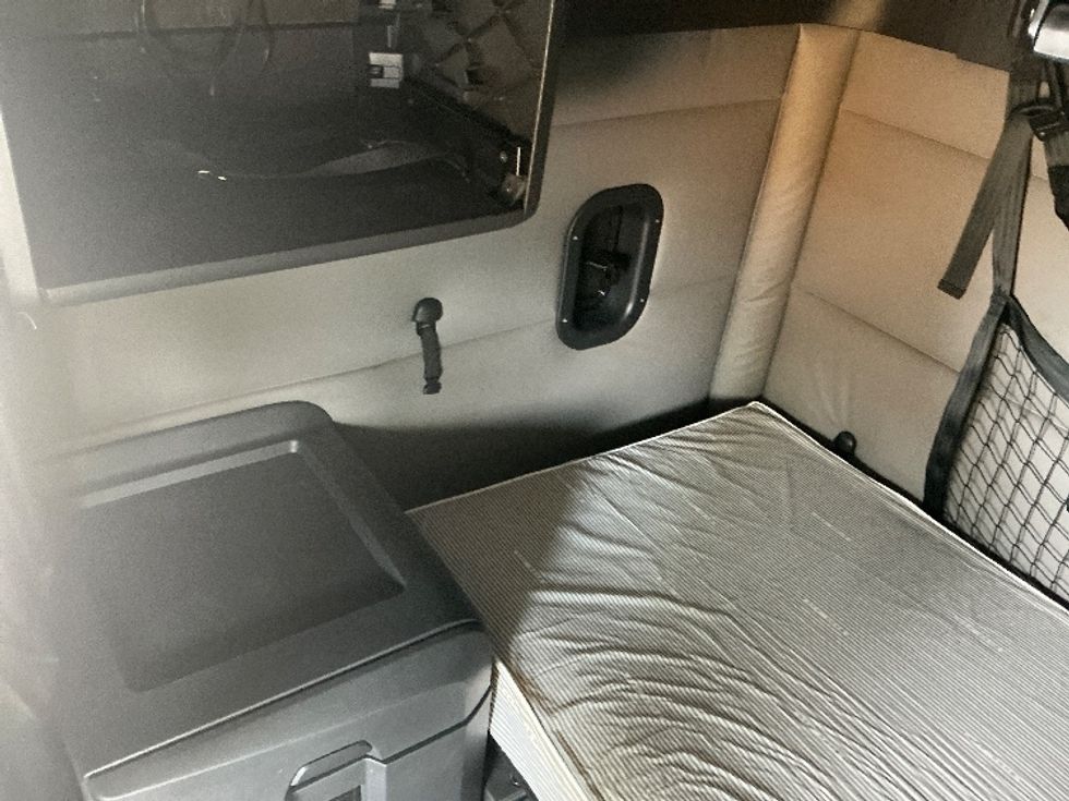 Sleeper Tractor-Heavy Duty Tractors-Freightliner-2020-T12664ST-Olive Branch-MS-620,592\n\t\tmiles-$ 55,500 - Image 18