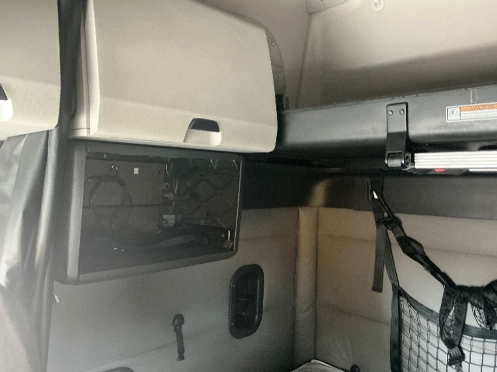 Sleeper Tractor-Heavy Duty Tractors-Freightliner-2020-T12664ST-Olive Branch-MS-620,592\n\t\tmiles-$ 55,500 - Image 19