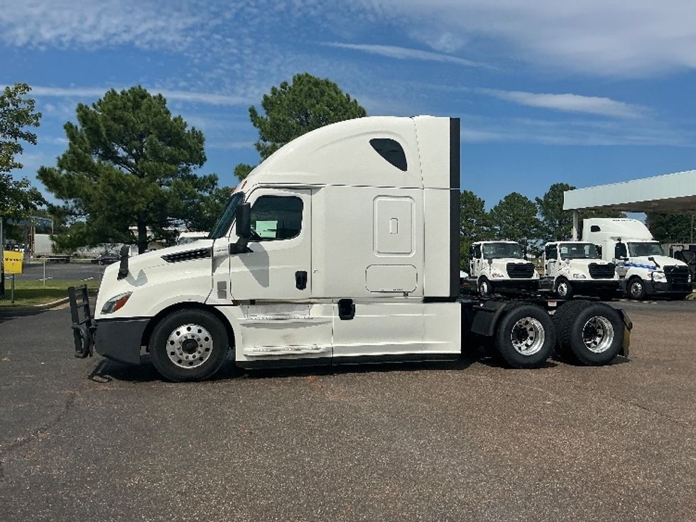 Sleeper Tractor-Heavy Duty Tractors-Freightliner-2020-T12664ST-Olive Branch-MS-620,592\n\t\tmiles-$ 55,500 - Image 4