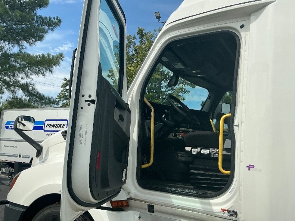 Sleeper Tractor-Heavy Duty Tractors-Freightliner-2020-T12664ST-Olive Branch-MS-620,592\n\t\tmiles-$ 55,500 - Image 9