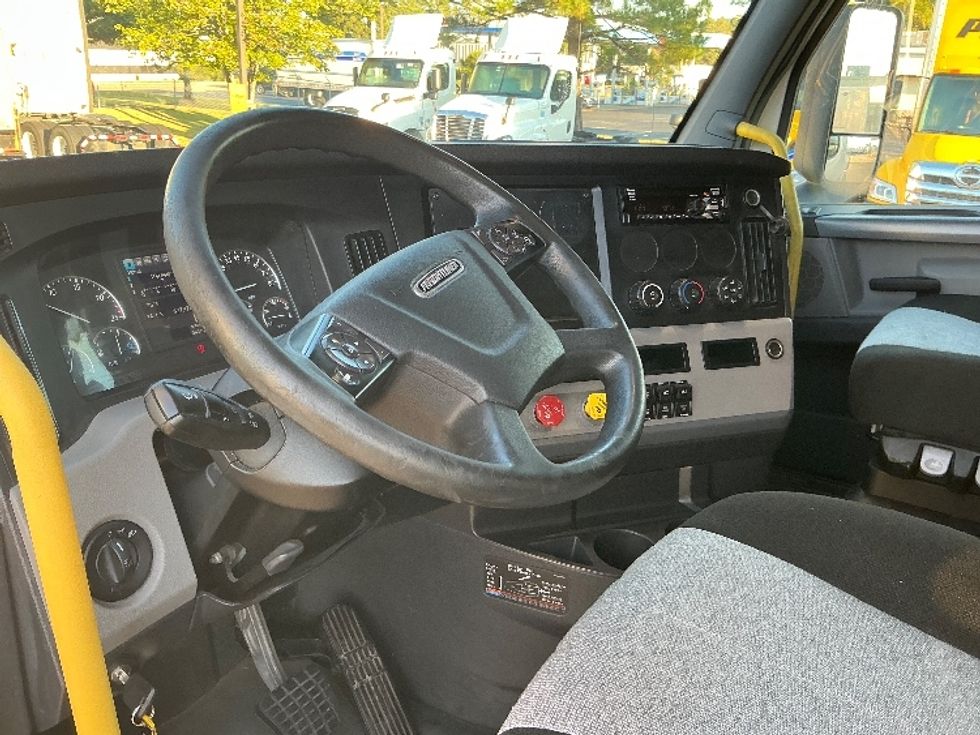 Sleeper Tractor-Heavy Duty Tractors-Freightliner-2020-T12664ST-Olive Branch-MS-628,000\n\t\tmiles-$ 54,000 - Image 10