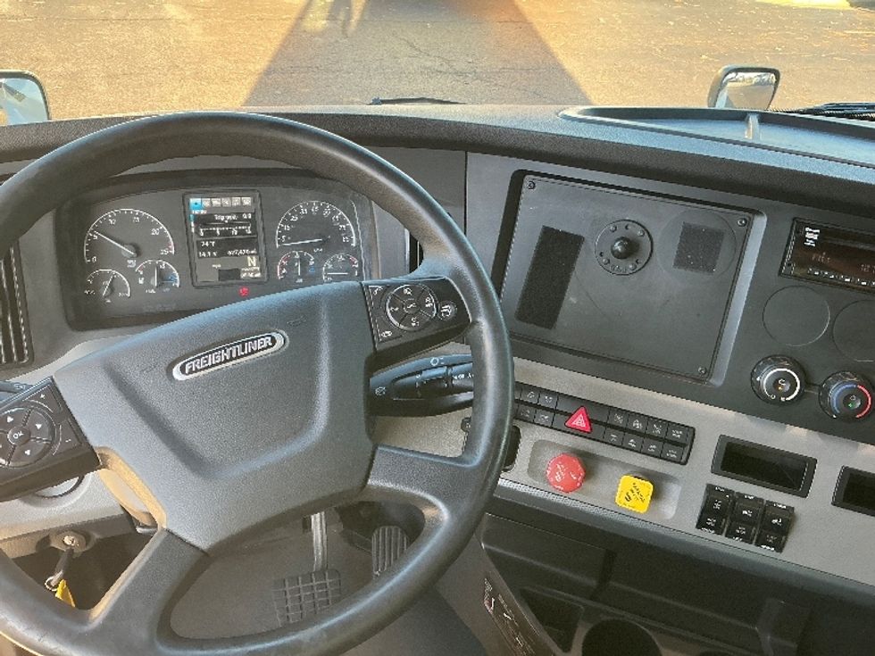 Sleeper Tractor-Heavy Duty Tractors-Freightliner-2020-T12664ST-Olive Branch-MS-628,000\n\t\tmiles-$ 54,000 - Image 11