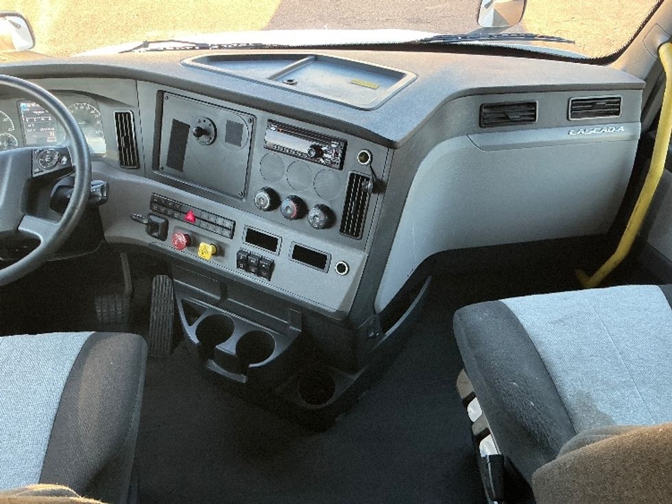 Sleeper Tractor-Heavy Duty Tractors-Freightliner-2020-T12664ST-Olive Branch-MS-628,000\n\t\tmiles-$ 54,000 - Image 12